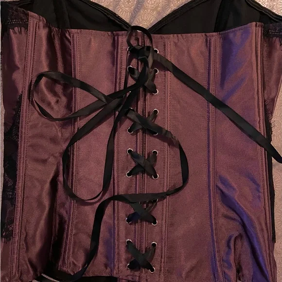Corset - Picture 2 of 3